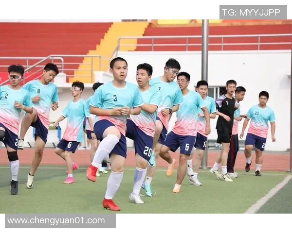 足球少年脱鞋追梦之旅在绿茵场上绽放青春的激情与坚持